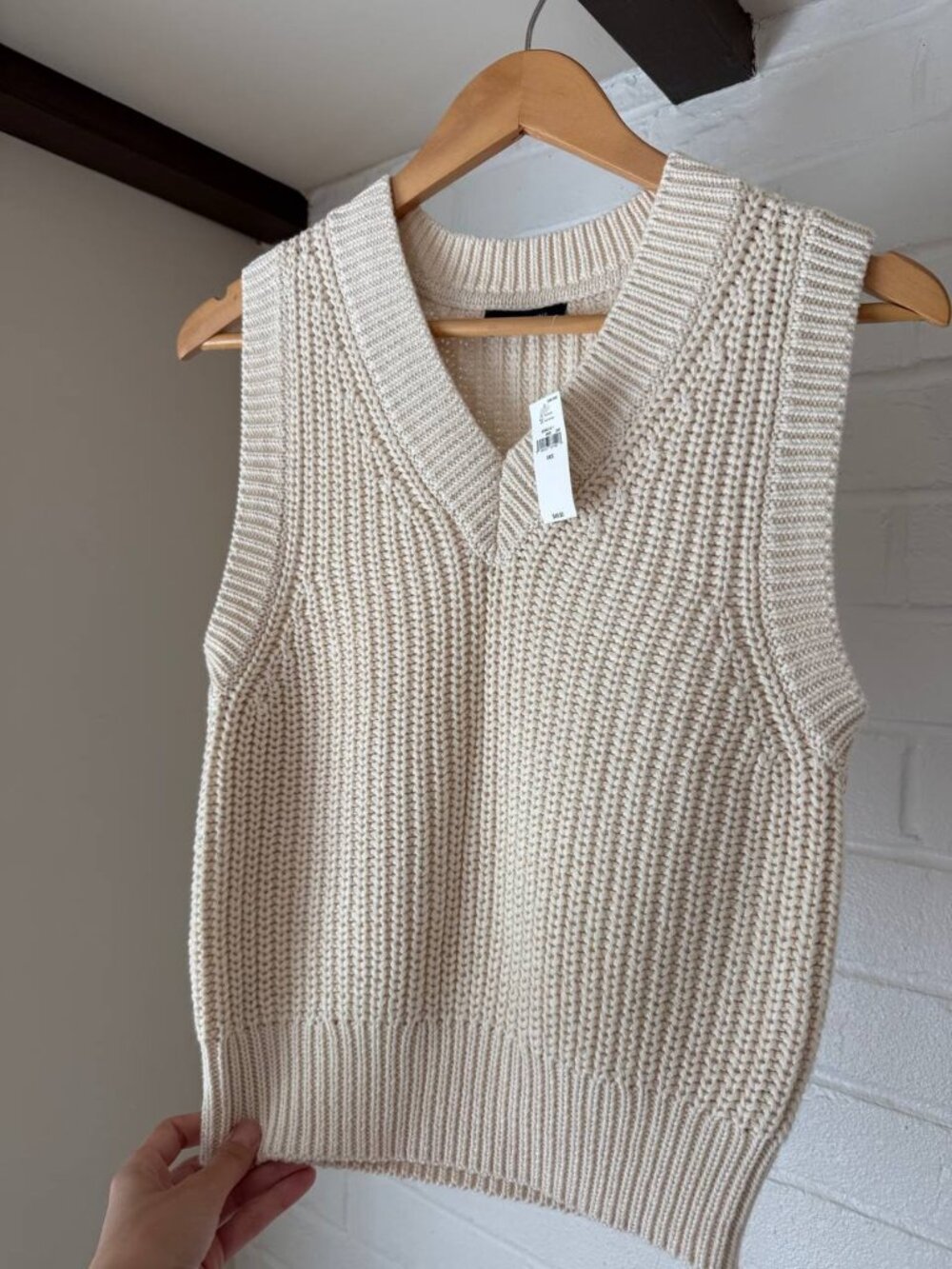 GAP women’s Cream V-Neck Sweater Vest